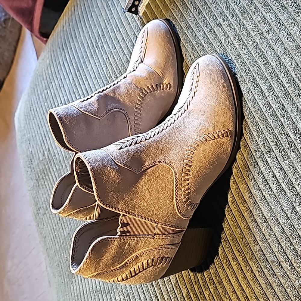 Indigo Road- size 9- Tan suede booties